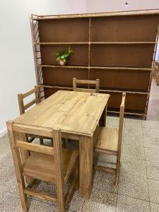 uma mesa de madeira com duas cadeiras e uma mesa com uma planta em Departamento amplio con excelente ubicación em Santa Fé