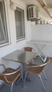a table and chairs in a kitchen with a microwave at Maki Apartmani in Ulcinj