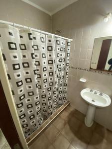 uma casa de banho com um lavatório e um espelho em Departamento amplio con excelente ubicación em Santa Fé