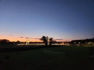 Blick auf ein Fußballfeld bei Sonnenuntergang in der Unterkunft Przylądek Daglezja nad Jeziorem Kórnickim in Kórnik