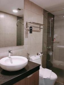 y baño con lavabo, aseo y ducha. en Townhouse OAK 591 Shah Alam By Salaam Suites, en Shah Alam