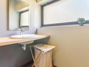 ein Badezimmer mit Waschbecken und Spiegel in der Unterkunft Spacieux écogîte en pierre avec jardin clos, proche de l'océan et des plages, tout confort - FR-1-306-1032 in Saint-Brevin-les-Pins + 13 Fotos