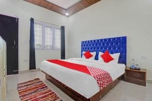 une chambre avec un grand lit et une tête de lit bleue dans l'établissement Flagship Shri Shyam Home Stay, à Mussoorie