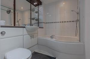 ein Badezimmer mit Badewanne, Toilette und Waschbecken in der Unterkunft Elegant TWO Bedroom Apartment Amazing Views Birmingham City Centre FREE Underground Parking in Birmingham