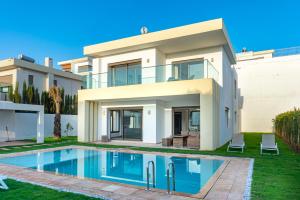 une maison avec une piscine en face de celle-ci dans l'établissement Houd Taghazout - luxury villa - Pool - 6 or 7 Px, à Taghazout