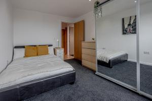 a bedroom with two beds and a mirror at Amazing Views - 2 Bed - Parking - Central Bham in Birmingham