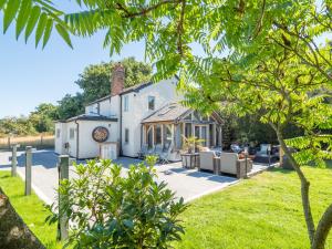 ein externer Blick auf das Haus mit Garten in der Unterkunft Stunning Country 4 bedroom Cottage for weekly or monthly stays in Honiley