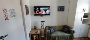 Televízia a/alebo spoločenská miestnosť v ubytovaní Apartments City of Hearts 3