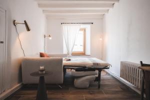 Cette chambre comprend un lit, une chaise et une fenêtre. dans l'établissement Studio - Centre La Salle les Alpes Serre Chevalier, à La Salle Les Alpes