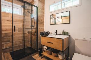 une salle de bain avec douche et lavabo dans l'établissement Studio - Centre La Salle les Alpes Serre Chevalier, à La Salle Les Alpes 14 autres photos