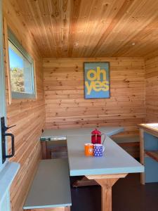 een houten hut met een tafel in een kamer bij Renison's Farm in Penrith