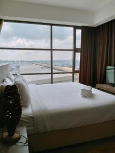 a hotel room with a bed and a large window at Townhouse OAK 591 Shah Alam By Salaam Suites in Shah Alam