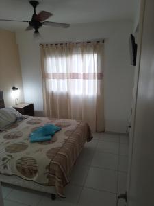 a bedroom with a bed and a ceiling fan at Villasol Temporario in Córdoba