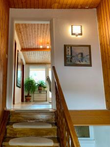 einen Flur eines Hauses mit Treppen und einer Decke in der Unterkunft Ferienwohnung Cäcilia im idyllischen Haus Kommeles - Leiwen an der Mosel in Leiwen