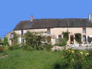 une ancienne maison dans un champ avec une cour verdoyante dans l'établissement Gîte Giroux, 3 pièces, 4 personnes - FR-1-591-48, à Giroux