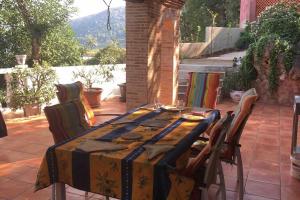 einen Tisch und Stühle auf einer Terrasse in der Unterkunft Villa climatisée, piscine in Jeresa