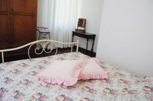 Monte San VitoにあるLa Collina Sul Mare B&Bのベッド(ピンクと白の毛布付)