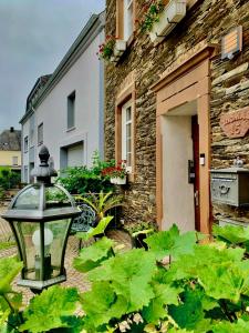 ein Straßenlicht vor einem Gebäude in der Unterkunft Ferienwohnung Cäcilia im idyllischen Haus Kommeles - Leiwen an der Mosel in Leiwen