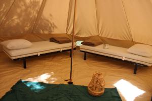 um quarto com duas camas numa tenda em CAMPING VERT LAVANDE em Belmont-sur-Rance