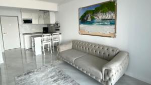 a living room with a couch and a kitchen at La malul marii in Mamaia Nord
