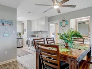 - une cuisine et une salle à manger avec une table et des chaises dans l'établissement Britt Ohana Place, à Tybee Island