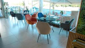 Restaurace v ubytování رمال الجزيره