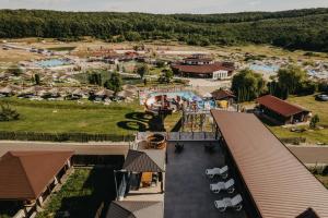 - une vue aérienne sur un complexe avec un parc aquatique dans l'établissement Suzanne Băile Figa- camere tip hotel, à Beclean