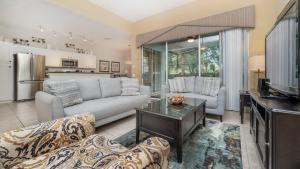 een woonkamer met een bank en een tv bij 7713 Comrow in Orlando