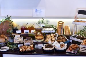 uma exibição de diferentes tipos de alimentos em uma mesa em Acrotel Elea Beach em Elia