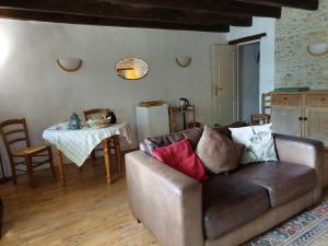 a living room with a couch and a table at B&B Franglaise in Romagne