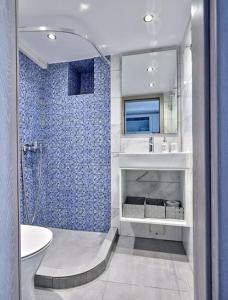 uma casa de banho com um chuveiro, um WC e um lavatório. em Lindo House em Lefkes