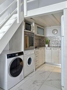 una cocina con lavadora y secadora. en Lindo House, en Lefkes