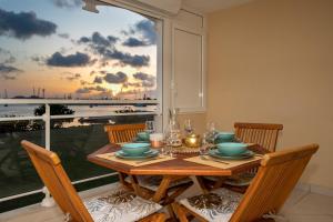 a dining room table with a view of the ocean at Coucher de soleil sur le lagon 4 à 5p avec piscine in Marigot