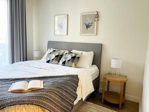 Un dormitorio con una cama con dos libros. en Luxury Designer Suite en Tallin