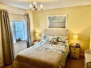 um quarto com uma cama e uma janela em Chestnut Cottage, Shanklin Rural Retreat em Shanklin