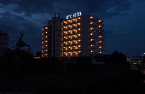 un edificio con un cartel de hotel en la parte superior por la noche en NYX Hotel Ibiza by Leonardo Hotels-Adults Only, en Bahía de San Antonio
