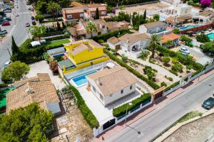 uma vista aérea de uma casa com piscina em Chalet Villasol Con Piscina em Alicante