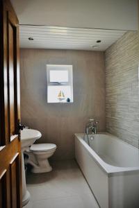 Ванна кімната в Crebilly Cottage - Rural Life doesn't get better