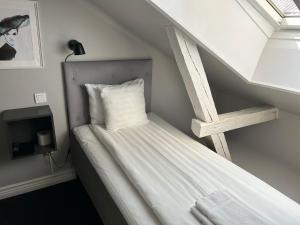 Postel nebo postele na pokoji v ubytování Unique Hotel Jungfrugatan