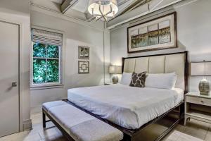 una camera da letto con un grande letto bianco e una finestra di Parker's Collection Estate a Savannah