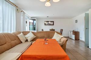 ein Wohnzimmer mit einem Sofa und einem Tisch in der Unterkunft Storchennest in Markdorf