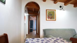 Habitación con sofá, mesa y pasillo en Villa Pinuccia, en Marina di Noto