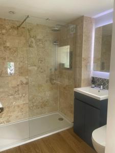 博克斯的住宿－Hidden Escape，带淋浴、卫生间和盥洗盆的浴室
