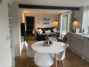 eine Küche und ein Wohnzimmer mit einem Tisch und einem Sofa in der Unterkunft Hidden Escape in Box