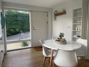 博克斯的住宿－Hidden Escape，窗户客房内的白色桌椅