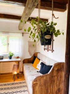 sala de estar con sofá y maceta en Inside, The Village- Rooster's Nest, 