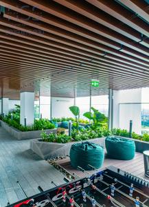 d'un bâtiment avec des plantes et des chaises bleues. dans l'établissement The Emerald Golf View, à Thuan An