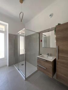 een badkamer met een douche en een wastafel bij Cosy et splendide appartement ! in Nice