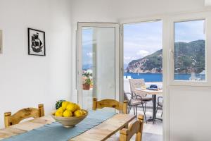 comedor con mesa y vistas al océano en Nikolas house, en Skopelos Town