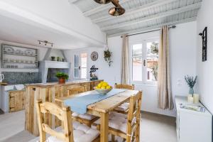 cocina con mesa de madera y sillas en Nikolas house, en Skopelos Town